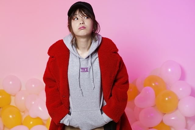 声優・高槻かなこがスニーカー＆ファッションブランド「atmos pink」と