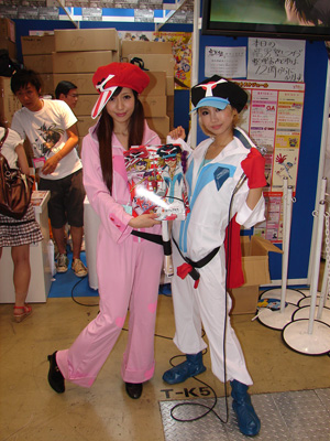 『ヤッターマン』クリアファイルを配布していたコスプレイヤーさん