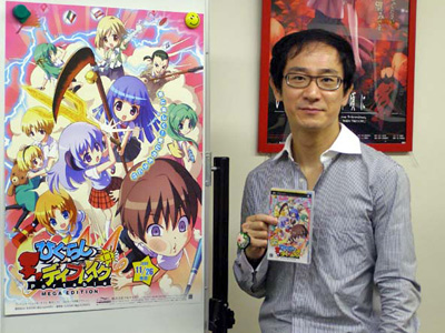 ゲームのパッケージと予約特典を手に微笑む成田さん。アルケミストの別の新作タイトルにも出演とのこと。