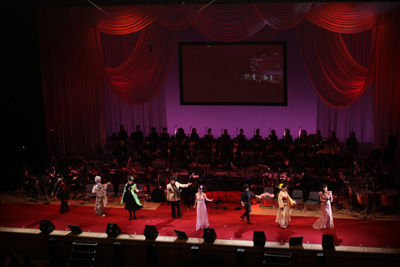 帝国歌劇団は思い思いの衣装で。横山智佐さんはさくらイメージのピンクのワンピース。西原久美子さんと伊倉一恵さんは振袖姿