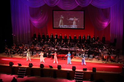 巴里歌劇団はキャラクター色のアオザイで統一。12月26日、27日の巴里花組ライブも楽しみ
