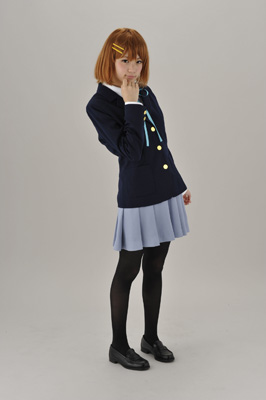 けいおん！<br>桜が丘高校制服（冬服）<br>ジャケット、スカート、ブラウス、リボン（青・赤）<br>7140円<br>(C)かきふらい・芳文社／桜高軽音部<br>12月17日頃発売