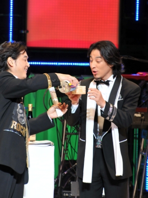 夏野氏に注がれ、焼酎を一気に飲み干すひろゆき氏。