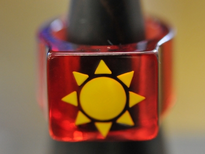 『サンレッド』関連商品会場受注特典のプラリング。(C)くぼたまこと/スクウェアエニックス・フライングドッグ