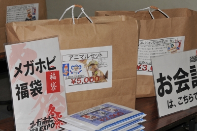 会場では様々な内容の福袋を販売。