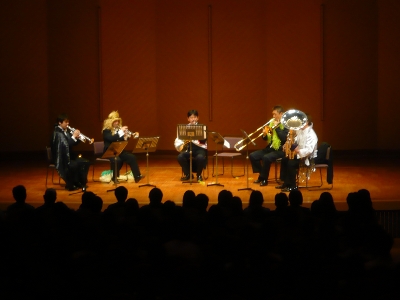 第一部『魔笛』では仮装や朗読を交えて演奏。