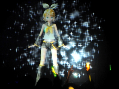 光の中からリンが登場すると、会場は熱狂！