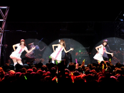 ニコニコ動画「踊ってみた」の人気アーティストたちによるユニット“DANCEROID”がダンスを披露。