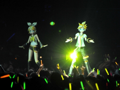ここからは、VOCALOIDたちのライブ風景や、ミクの衣装の数々を画像で紹介！
