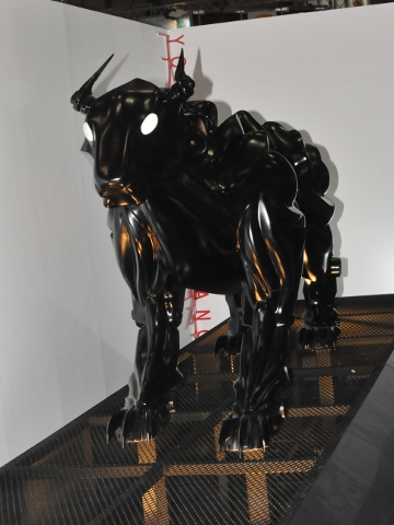 『ZAN』の彫像。横顔は猫科っぽかったが、正面からは雄牛のようにも見える。異様に造形の情報量が多い。