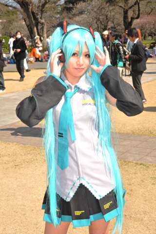 CN:山季サコ<br>初音ミク（『VOCALOID02』）<br>「風が強くてサムイです…；」