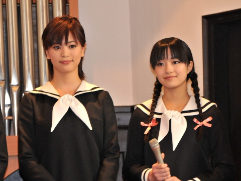 黄薔薇姉妹。左から支倉令役の坂田梨香子さん、島津由乃役の三宅ひとみさん