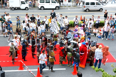 実はコスプレイヤーさんの集合写真のあと、こんなことになって…