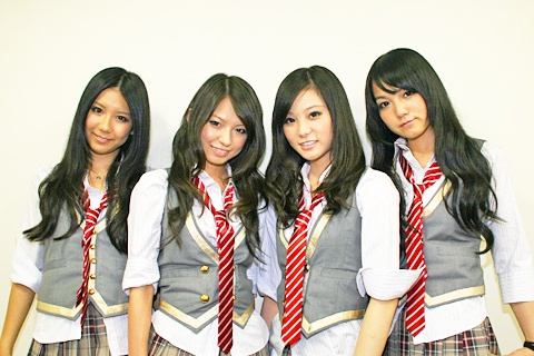 写真左から、TOMOMI（ Bass ＆ Vocal ）、HARUNA（ Vocal ＆ Guitar ）、RINA（ Drums ＆ Vocal ）、MAMI（ Guitar ＆ Vocal ）