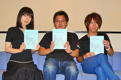 左からふらわー役の浅野真澄さん、監督の川口敬一郎氏、ケイイチロウ役の柿原徹也さん