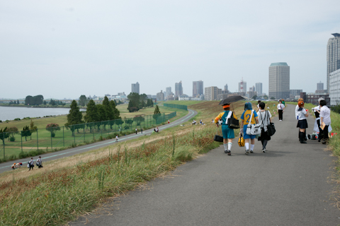 土手はこんな感じ。これでも人口密度高め