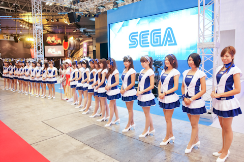 セガブース恒例の、閉幕前のコンパニオン勢揃い。衣装がモデルチェンジしたようだ