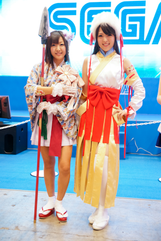 『頭文字D』ブースの2人は『戦国大戦』ブースにも登場