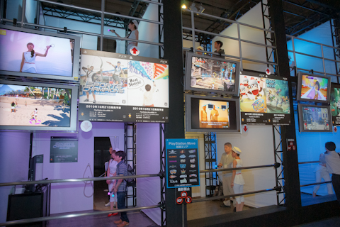ソニーコンピュータエンタテインメントブースのPS MOVEコーナーは試遊アパートのよう