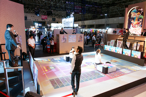 ブシロードブースが巨大カードゲームコロシアムに！