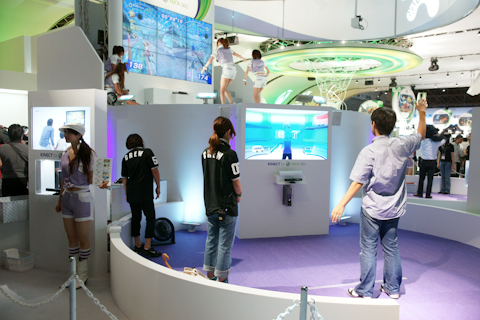 『Kinect』は高いステージでコンパニオンさんたちが試遊して楽しさをアピール