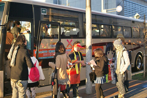 コミケ79】竹達さん花澤さんラジオが流れる「アニ店特急