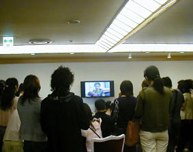 参加者が証言を傍聴中