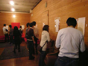 全員で証拠品を検証