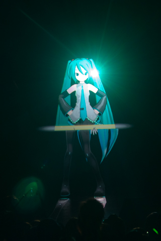 ステージ上で衣装の早替え中の初音ミク