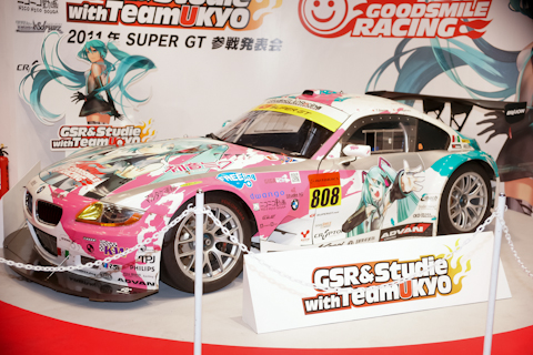 2011年2月6日、千葉・幕張メッセにて開催されたワンダーフェスティバル2011[冬]の企業ブースフィギュアや展示物を引き続きレポート！　今回のワンフェスではペイントされた車両、それも単なる痛車ではなくレース仕様の物が散見された。画像はグッドスマイルレーシングの“初音ミク Studie GLAD BMW Z4”。（取材・文：中里キリ）
