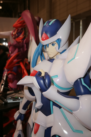 グッドスマイルカンパニーブースで存在感を発揮していた『カードファイト!! ヴァンガード』ブラスター・ブレード像。ほぼ人間大の迫力サイズ。