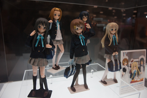 レジーニャ！の『けいおん！』ドール“きゅーとれーと23”シリーズの律・梓が初展示。ついに軽音部5人がそろった。