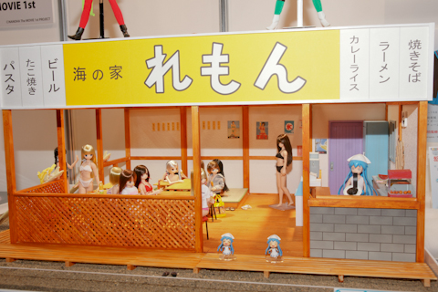 その縁で？アゾンブースは『侵略！イカ娘』の“海の家れもん”をドールで再現していた