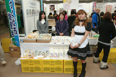 メイドさんが店頭に立つつくば物産会ブース
