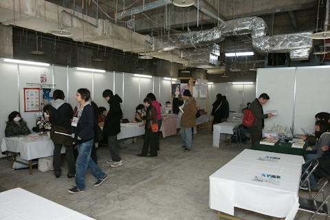 同人誌即売会には地元大学漫研など8ブース前後が参加。手作り感のあるまったりムード