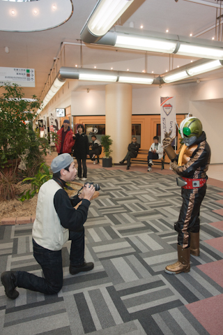 ライダーを鋭く撮影する戦場カメラマン（コスプレ）