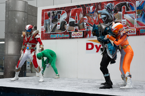 身を呈してジャーク怪人を捕まえるイバ・ガール