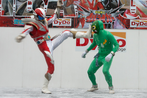 自分を量子化することで通常の時間の流れとは違う状態を作り出し、高速の必殺キックを放つイバライガー