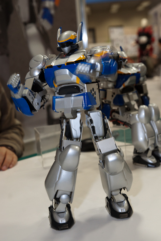 小型ヒューマノイドロボットの展示。“チョロメテ”パンチ！