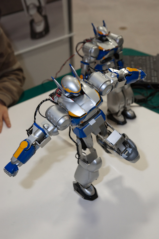 “チョロメテ”片足バランス！　PCから無線操縦している