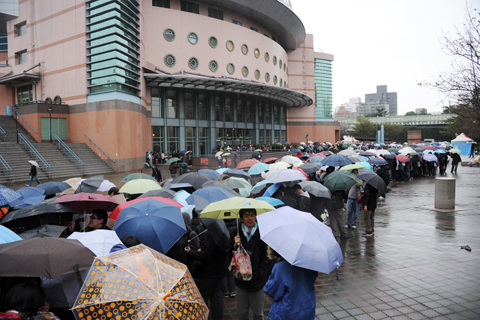 雨にもかかわらず入場待機列の長さは数百メートルの長さとなっていた