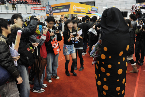 コスプレイヤーを撮影する姿は日本のコミケのものと変わりなく、人が集まりすぎるとどこからともなくカウントを取る姿があった