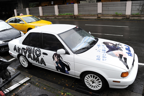 同イベントの会場内外では痛車や痛単車の姿もあった。現地の痛車オーナーによると、人気の題材は『魔法少女リリカルなのは』『VOCALOID』などとのこと