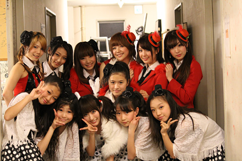 出番直前のDokiDoki☆ドリームキャンパスのメンバーを発見！「ラグランジュ☆ポイント」のキッズダンサーも一緒に！DokiDoki☆ドリームキャンパスは活動1周年で初ワンマンライブを企画中だそうな。