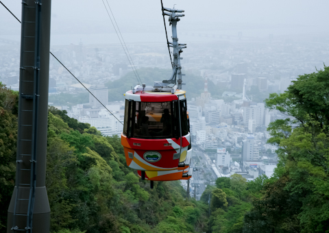 ひょうたん型の双子ゴンドラで山頂と麓を結ぶ