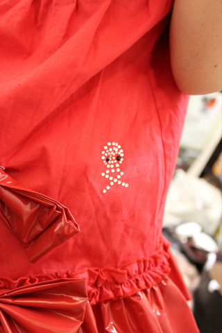 衣装のポイントはキュートなドクロなんです