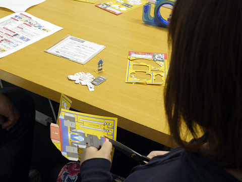 そんな傍らで、唯一の女性スタッフ・清水さんは黙々とガンタイン眼帯を作成中。