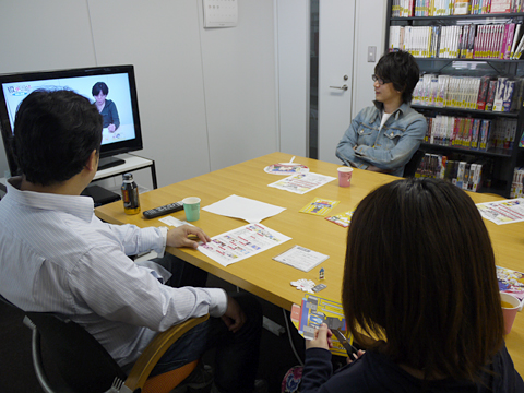 観賞する男性陣と「私はぶれません!」と言わんばかりに作業中の清水さん。