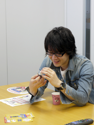 話も尽きない中、清水さんの努力により、遂にガンタイン眼帯が完成!手に取り眺めるまんきゅう監督。