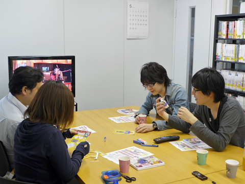 DVDを再生しつつも、心はガンタイン眼帯に…もう、DVDを見ていません。眼帯に夢中な大人4人です。